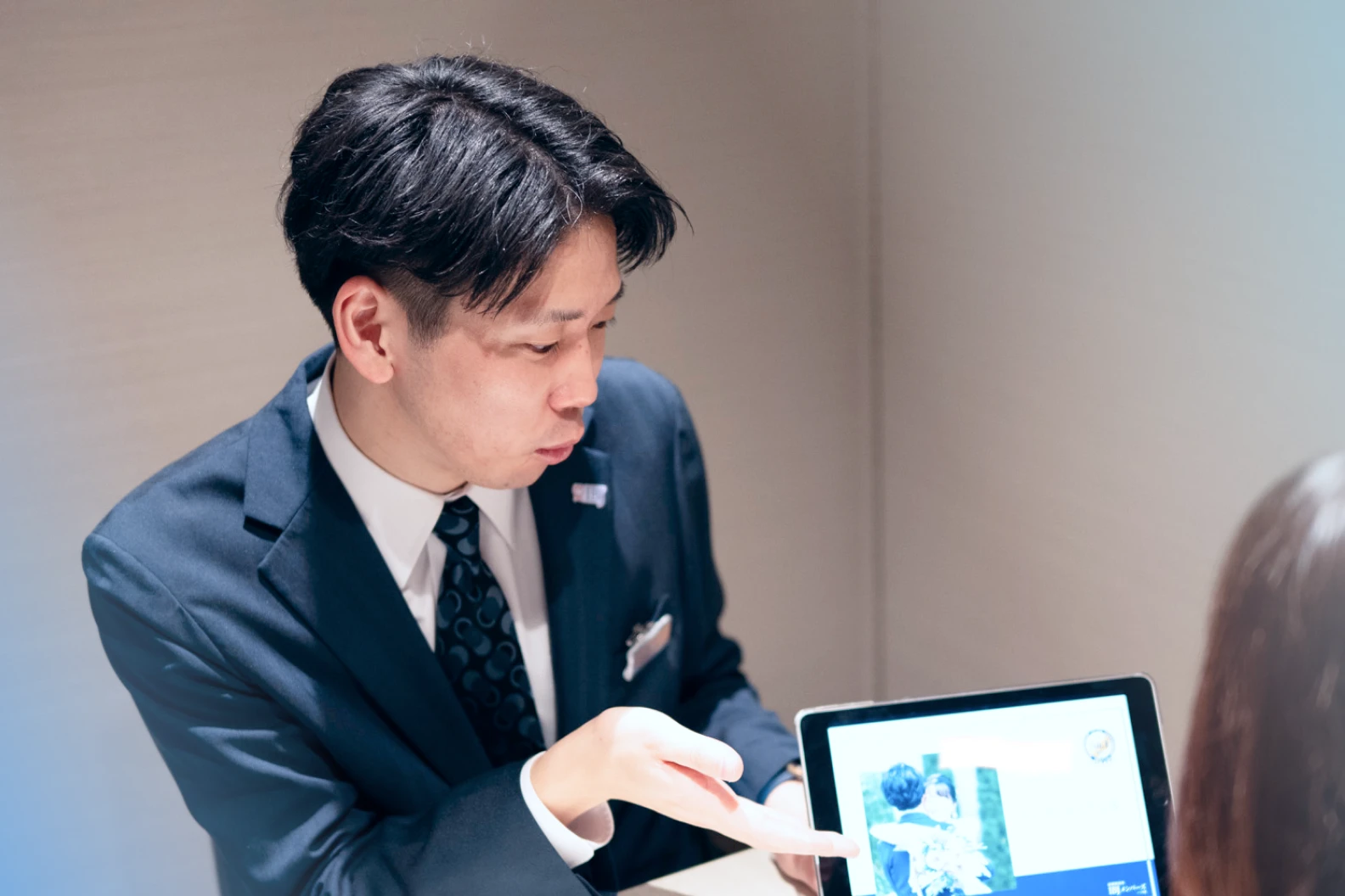 お客様に提案している様子